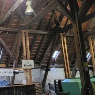 Historischer Dachboden mit Mauerwerk und Gerüst vor digitaler Vermessung